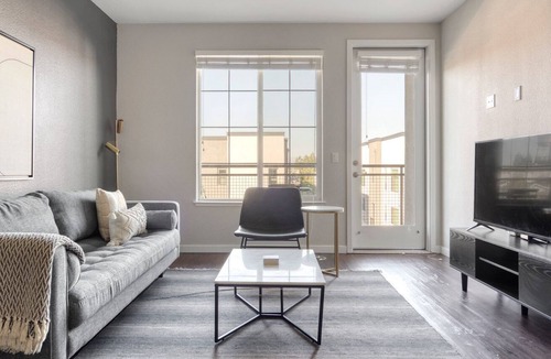 Downtown Apartment | Lovely Campbell 1BR w/ Pool, Gym & W/D, nr Netflix, by Blueground