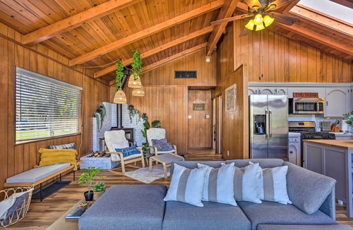 Yosemite Forks Cabin | Lovely Oakhurst Cabin w/Deck & Mtn Views!