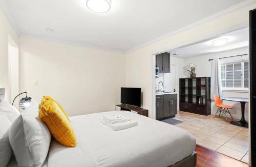 Broadmoor House | Lovely Relaxing Private Studio Near Westlake