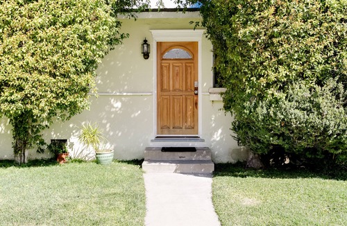 Valley Village Apartment | Lovely Renovated Garden Apt, Great Neighborhood, Fullocked.
