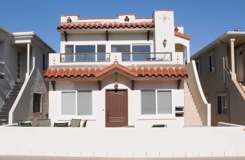 West Newport Condo | Lovely upper unit with amazing balcony for grilling & chilling