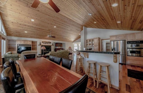 South Lake Tahoe House | Lupine Delux lodge, hot tub, Pool table sleeps 8 people