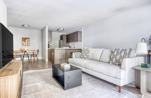 Sunnyvale West Apartment | Lux Sunnyvale 1BR w/W/D, Gym & Pool, 10 min to FB & Google, by Blueground