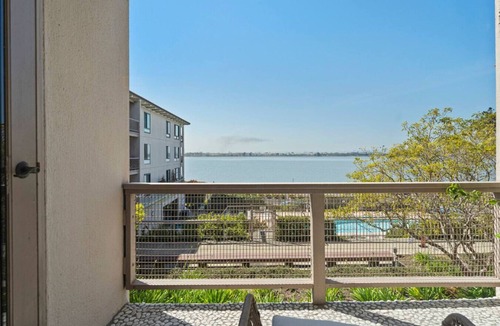 Emeryville Condo | Lux Water View with Balcony Minutes -San Francisco