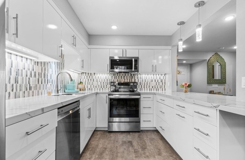 Hillcrest Condo | Luxe Modern Escape. Pool,H.Tub+Park+ Gym, Close to beaches and walk everywhere !