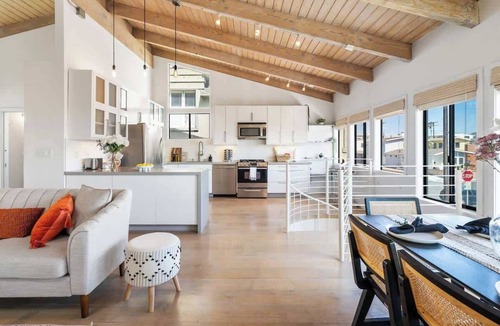 The Strand House | Luxe Retreat Steps to Beach & Shops | Free Parking