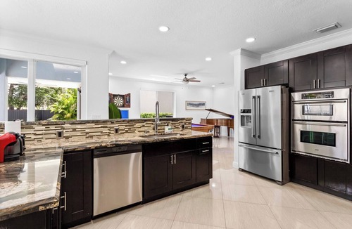 Tamiami Villa | Luxe Villa 5BR I Pool & Jacuzzi | Fire Pit | Piano