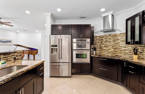 Tamiami Villa | Luxe Villa 5BR I Pool & Jacuzzi | Fire Pit | Piano