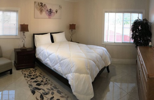 East Palo Alto House | Luxurious 1 Bed 1 Bath - Living Room & Kitchenette. 600sqft.
