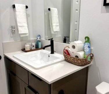 Pumpkin Center Apartment | Luxurious 2BR 2BA Modern Getaway
