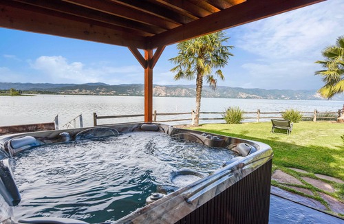 North Lakeport House | Luxurious 3000sq ft Lakefront Home on Point surrounded by Nature and Views!