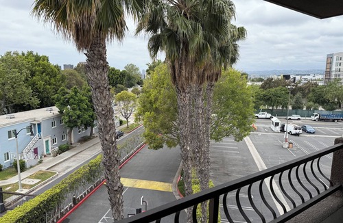 La Brea Apartment | Luxury 3-BR Penthouse Across from The Grove