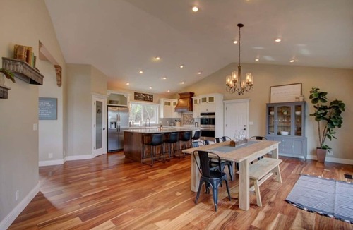 Jacksonville House | Luxury 5BR mountain-top retreat with private pool, breathtaking views, and total privacy. Sleeps 14 with spacious living areas, gourmet kitchen, and kid-friendly game space. Minutes to Jacksonville, wineries, and Ashland.