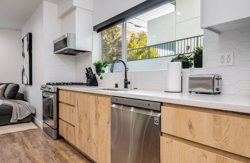 Beverly Grove Apartment | Luxury apartment w/Private Backyard, near The Grove, Beverly Center!