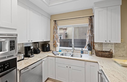 Huntington Beach House | Luxury Beach Home|Rooftop Deck|Steps to Main St & the Beach | 4BR/4BA