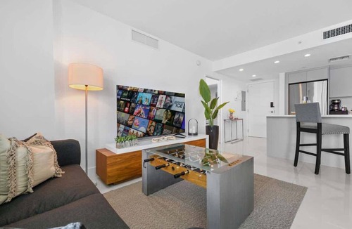Bay Harbor Islands Condo | Luxury Condo w/Rooftop Pool | 5-Min to Beach