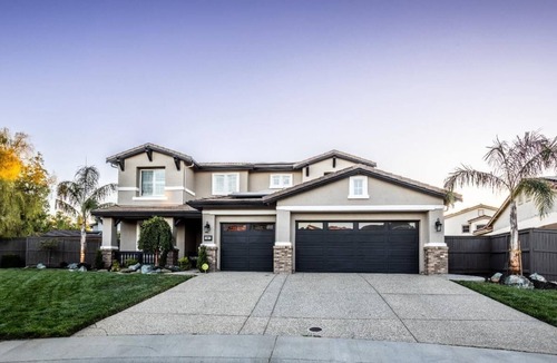 Lincoln House | Luxury Getaway with Heated Pool and Hot Tub