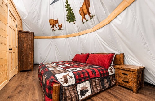 Pigeon Forge Resort | Luxury King Tepee Cabin, Parkside Resort Pigeon Forge Near Dollywood