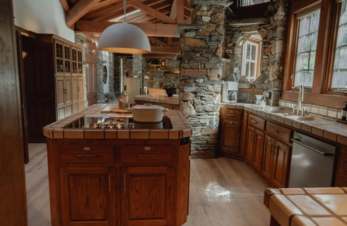 Mariposa Villa | Luxury Nature Getaway Stone House by Casa Oso