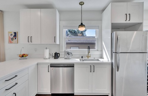 Dimond House | Luxury Oakmore Craftsman Bungalow 2Br/2Ba King Bed