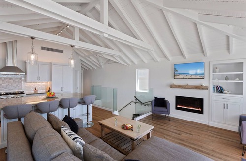 Carpinteria House | Luxury Sandcastle Beachfront! Sleeps 8 - Walk Everywhere!
