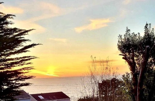 Moss Beach House | Luxury Spa Retreat Guest House with Ocean View