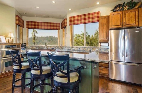 Bass Lake House | Luxury Villa at Bass Lake near Yosemite