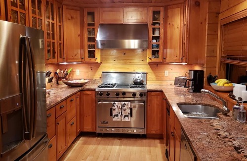 Talmont House | Magical North Tahoe Getaway; three master bedrooms, wifi, new kitchen & hot-tub