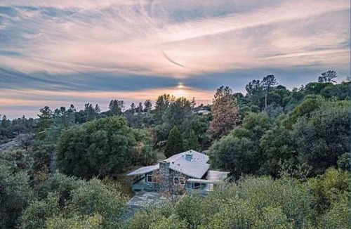 Mariposa House | Manzanita Hill-35 miles to Yosemite, 10 miles to Mariposa with 8 person spa