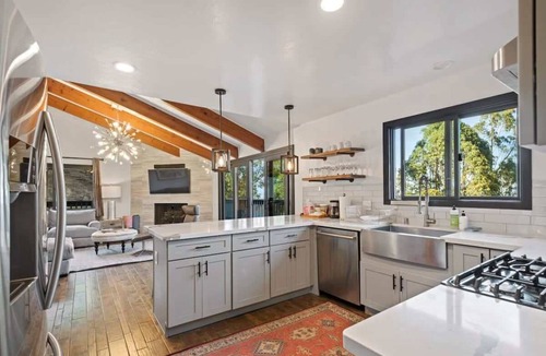 Brisbane House | @ Marbella Lane - 3BR Penthouse Suite |SF|Parking