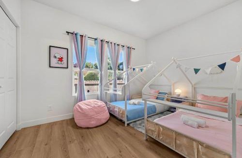 Hayward House | Massive 8BR Home in Hayward with AC Free Parking