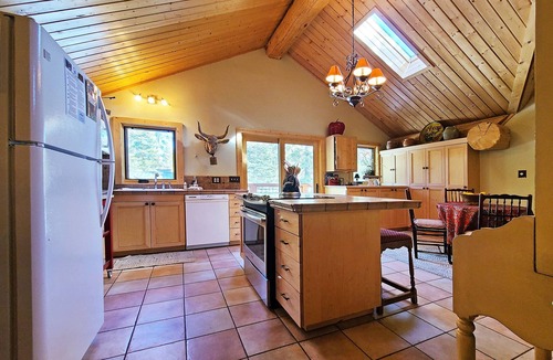 McKinney Estates Cabin | McKinney Creek Cabin - Total of 5 bedrooms, 3 baths - Walk to Chambers