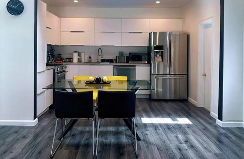 Inglewood House | Memorable Renovated 1BR Unit by the Pool