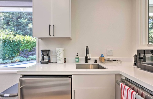 Linfield Oaks Apartment | Menlo Park Studio ~ 2 Mi to Stanford University