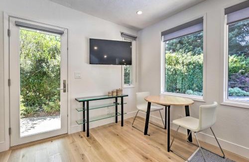 Linfield Oaks Apartment | Menlo Park Studio about 2 Mi to Stanford University