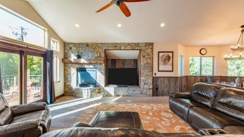 South Lake Tahoe House | Meyers Meadow by AvantStay Hot Tub Large Deck