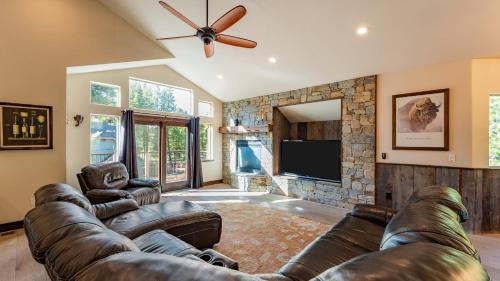South Lake Tahoe House | Meyers Meadow by AvantStay Hot Tub Large Deck