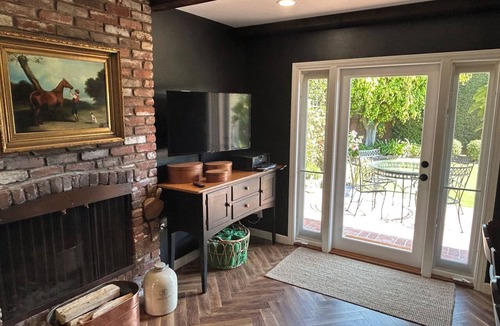 Santa Ana Heights House | Mid Century Mod 3 bed stunner in Huntington Beach w/A/C & Fibre 1 mi to beach