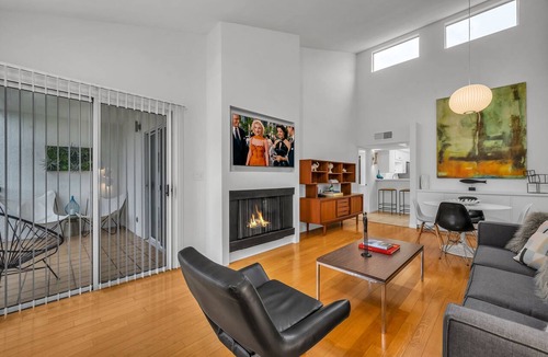 Wilshire Montana Condo | Mid Century North of Wilshire, 1 block to Montana Ave!