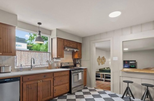 Old Enfield House | Mid-Century Tarrytown Magic - Cowboy Pool + Game Lounge - Walk to Coffee & Tacos