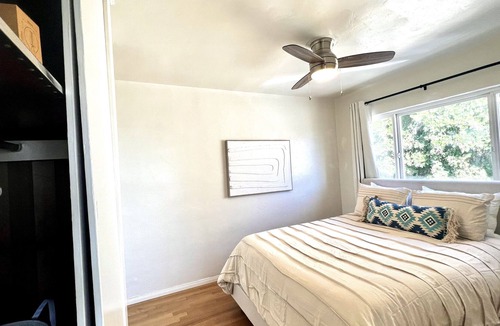 Middletown Apartment | Minimalist 1 bed by Airport & Old Town