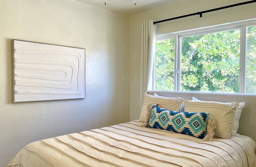 Middletown Apartment | Minimalist 1 bed by Airport & Old Town