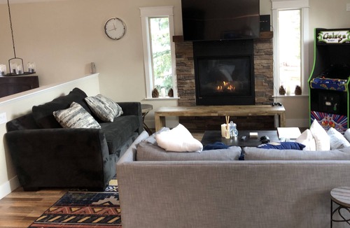 Tahoe Paradise House | Minutes to Sierra. Kirkwood, Heavenly. New Home in South Lake Tahoe!