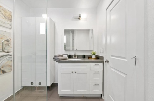 Mid City Bed & Breakfast | Miracle Mile Chic 1 BR Bungalow Apt Parking Unit 2