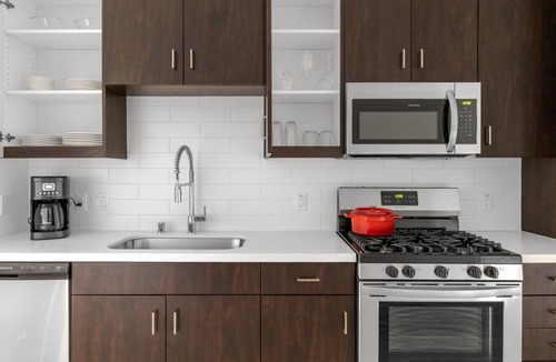 Westchester Apartment | Mod Westchester 1BR w/ Gym, Pool, nr. Venice Beach, by Blueground