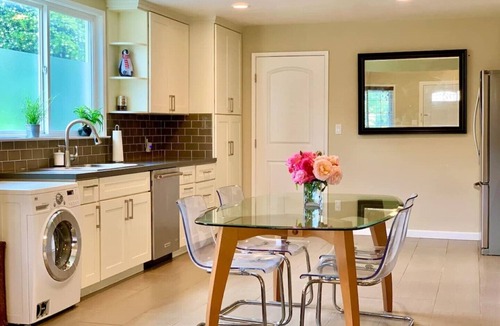 Willow Glen House | Modern 2Bed/1Bath bungalow style suite in Willow Glen