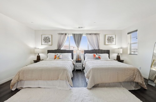 Sun City House | Modern 3000 sqrt 5-Bedroom House w Gated Yard, Garage, Baby Crib, Nice View