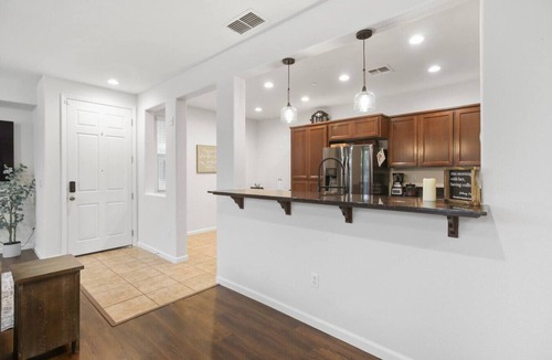 Folsom House | Modern 3BR/3BA Folsom Retreat