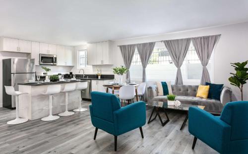 Citrus Grove Apartment | Modern 3BR Apt with Parking in Glendale