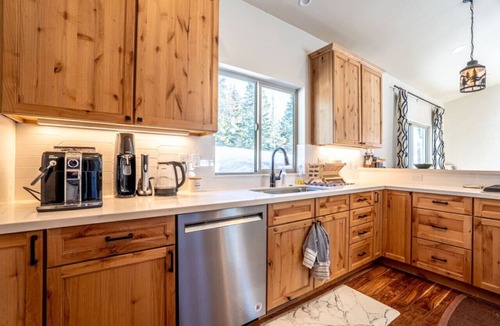 Tahoe Paradise Cabin | Modern 4/2.5 Chalet—Lake Baron @ South Lake Tahoe